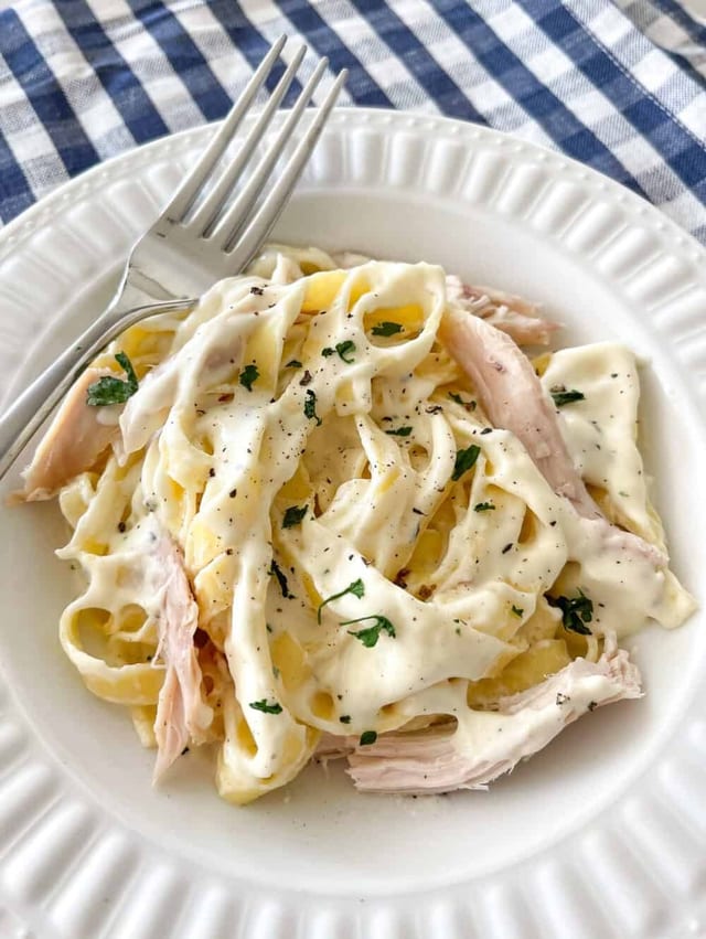 Alfredo sauce with chicken.
